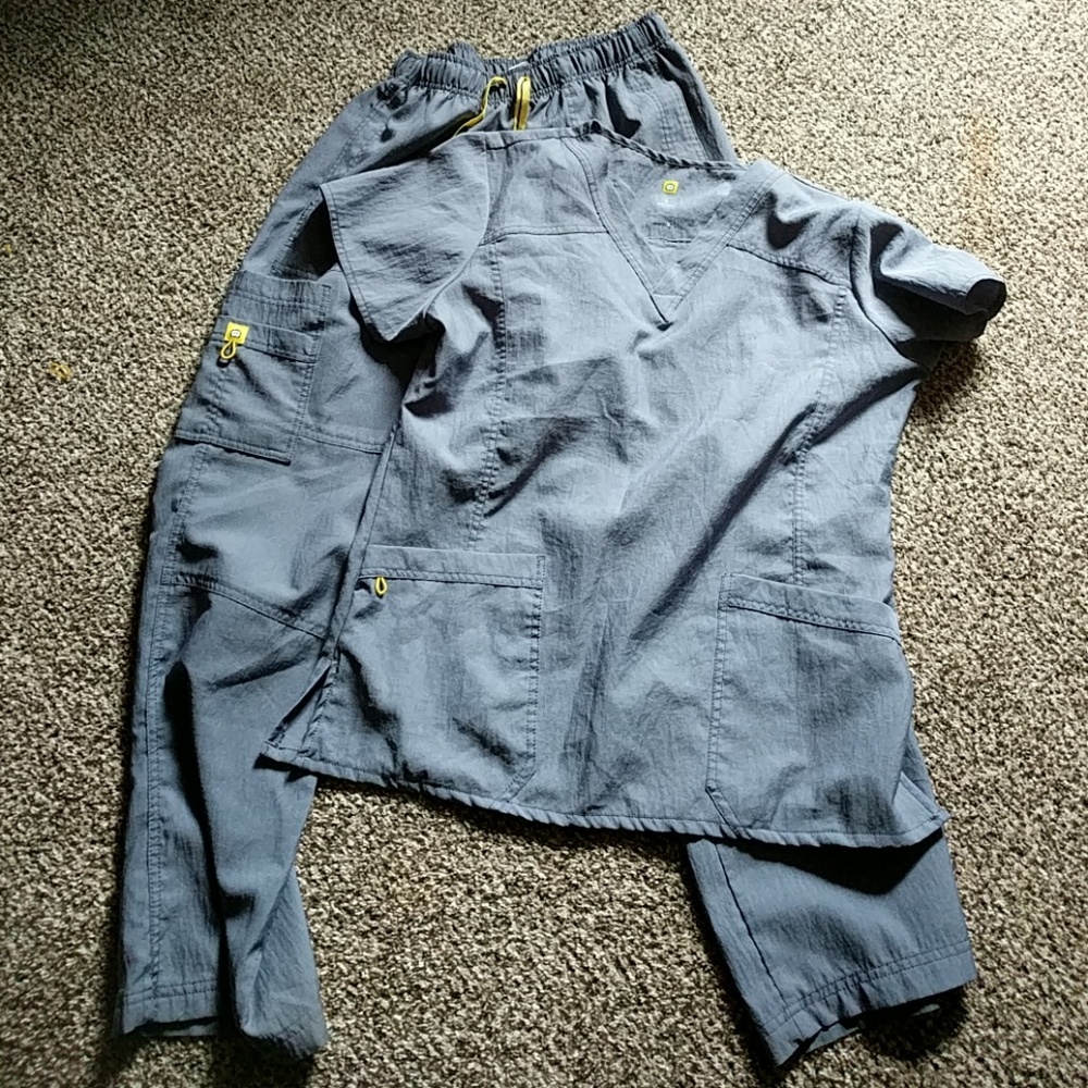 WonderWinks like new scrub set